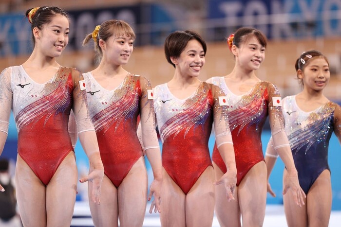 杉原愛子與隊友的這套體操服裝以日本最具代表性的紅色和白色作為