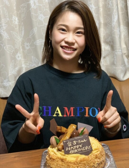 21歲生日的時候，杉原愛子與家人慶祝，當天她穿Champion墨綠色彩色字母衛衣
