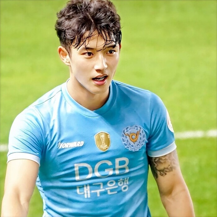 鄭勝元這位韓國足球選手最近因神仙級外貌在網路上掀起熱烈討論！現