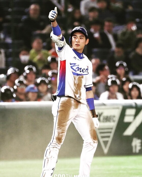 同樣來自韓國的男神還有這一位，今年22歲的棒球員外野手李政厚，現在