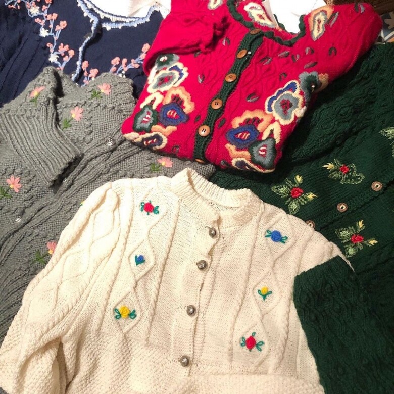 80、90年代出品的人手編製毛衣大多配以配以勾花或花朵刺繡圖案。
