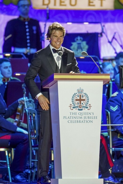 出席Platinum Jubilee Celebrations當天，Tom Cruise挑選了Celine訂製的灰色西裝。