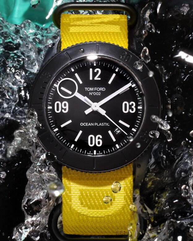 這款塑膠運動型手錶的錶殼包括一個旋轉表圈，藍寶石水晶表鏡擁有抗