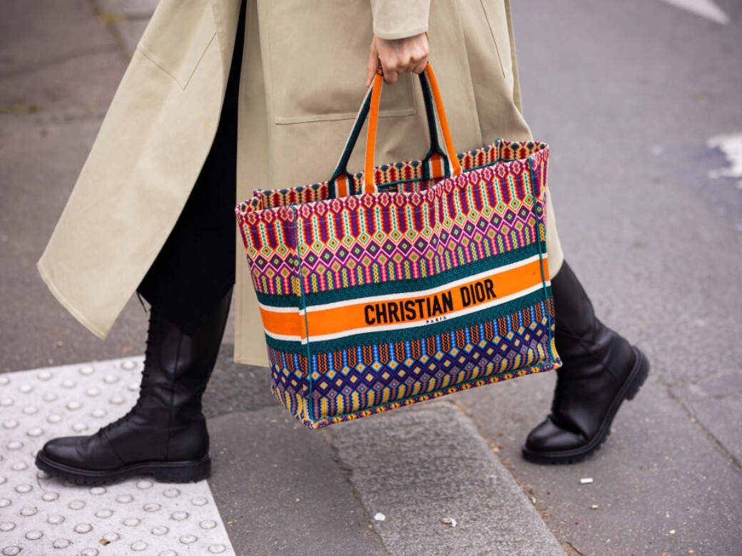 Tote bag就是春夏必備的時尚單品｜盤點Chanel、Loewe等品牌容量大又率性的手挽袋