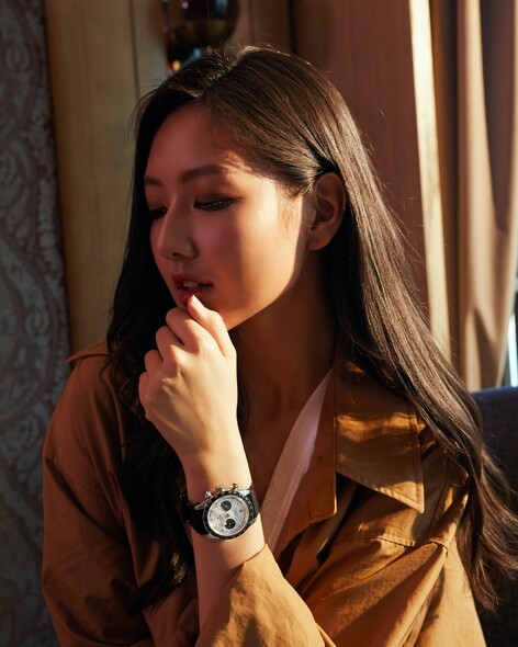 41mm錶面的Tudro Black Bay Chrono腕錶戴在女生手上也十分好看又型格。