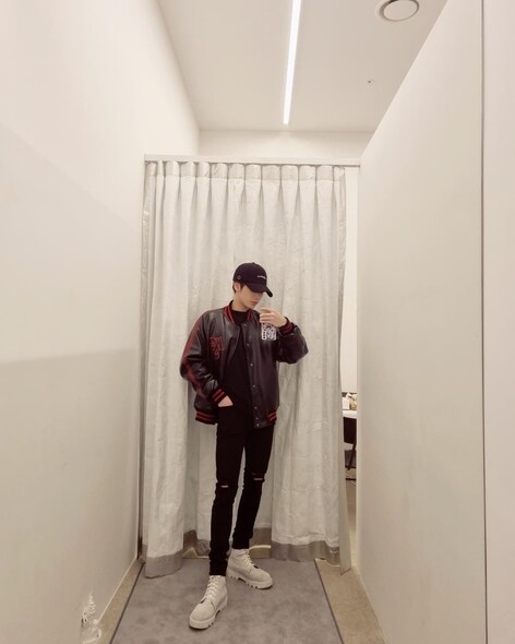 姜太顯最近發佈的私服照，穿起帶點紅色點綴的黑色皮革棒球外套和開
