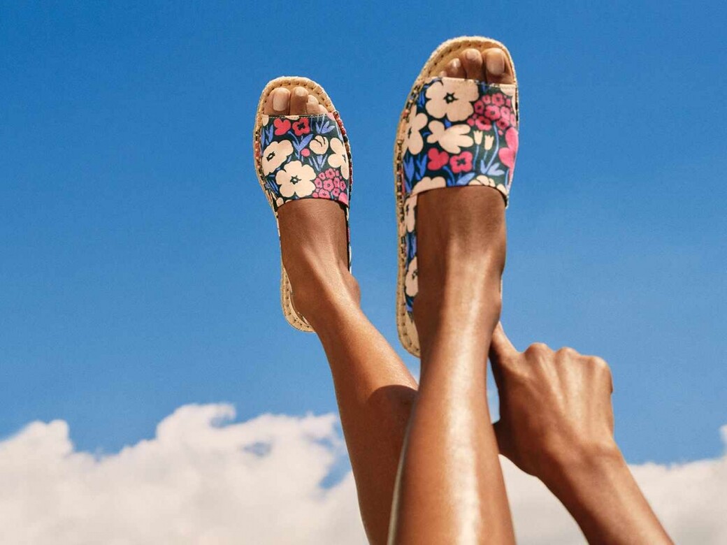 Uniqlo x Marimekko聯乘系列的印花帆布涼鞋草織涼鞋是今個系列的搶眼之作，夏日