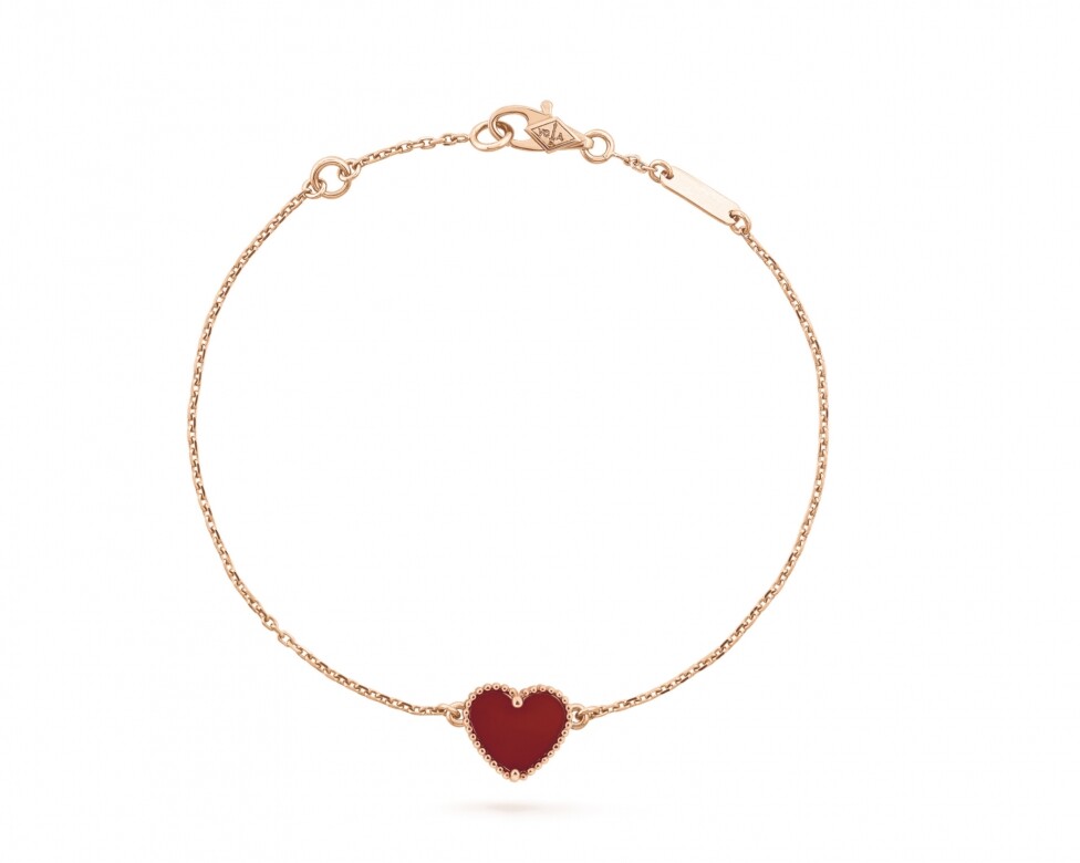 Sweet Alhambra手鏈採用心形圖案，加入紅玉髓的熱情紅調，適合送給愛侶表達心意