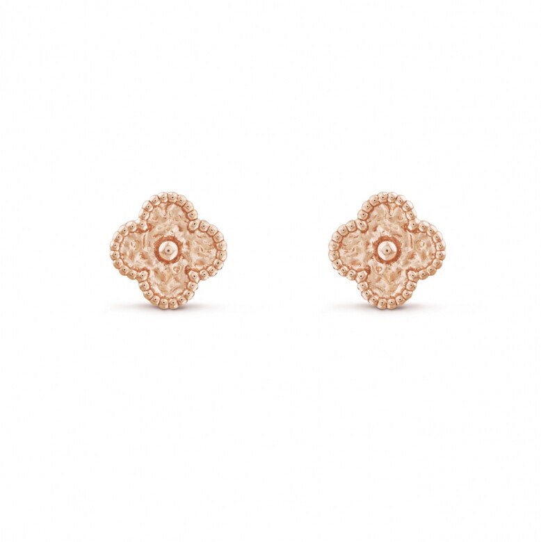 另一款Sweet Alhambra系列耳環，採用玫瑰金塑造而成的四葉草，形成立體凹凸的表