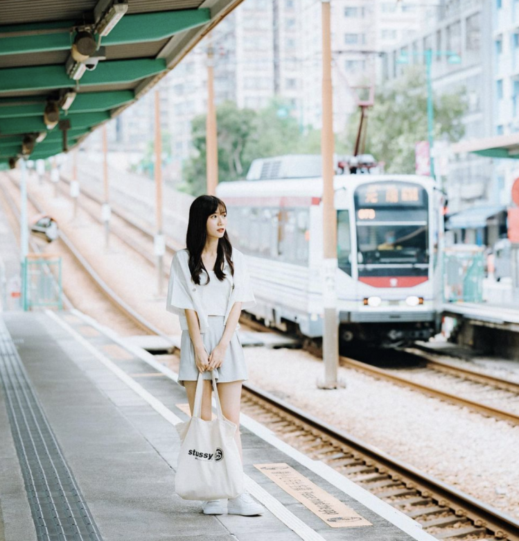 即使是輕鐵站背景，畫面有了Jessica後都變成日本街頭了。Jessica穿上白色短袖外