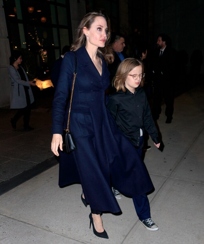 Vivienne跟 Angelina Jolie的感情甚好，母女倆常被拍到在洛杉磯外出Shopping。二人同樣身穿大