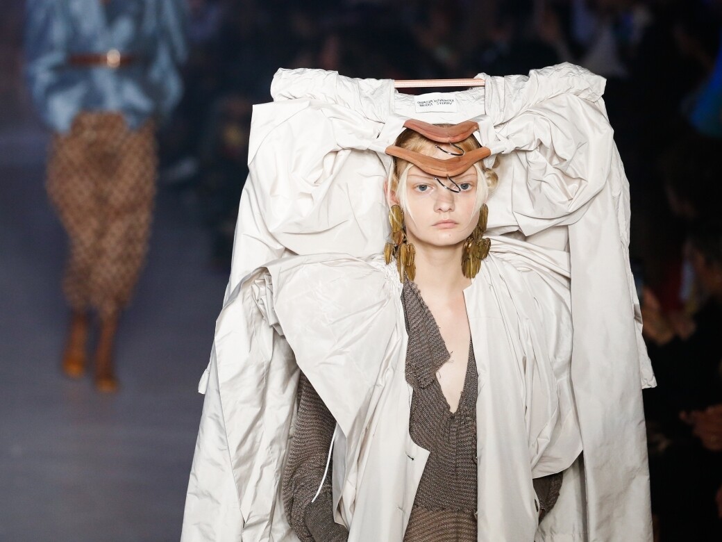 Vivienne Westood 2020春夏巴黎時裝騷：以垃圾、衣架等元素為今季系列！利用誇張手法呼籲世人注重環保 