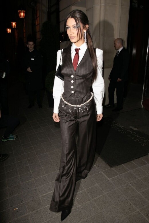 在早前的巴黎時裝周，Bella Hadid穿上了完整的馬甲背心造型。