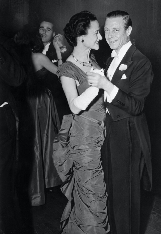 1946年，溫莎公爵和公爵夫人在酒店舉行的舞會上跳舞，當時她身穿的晚裝