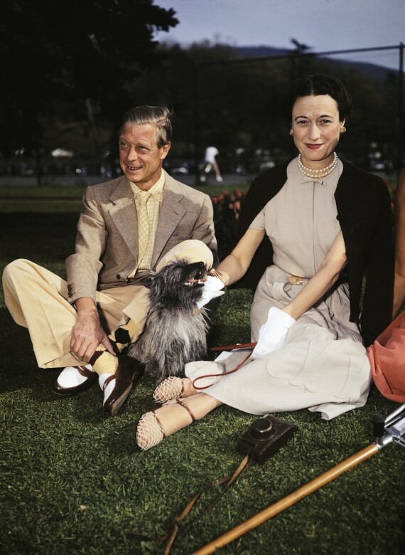 1950年，溫莎公爵和辛普森坐在草地上一同慶祝春節，54歲的辛普森實在是