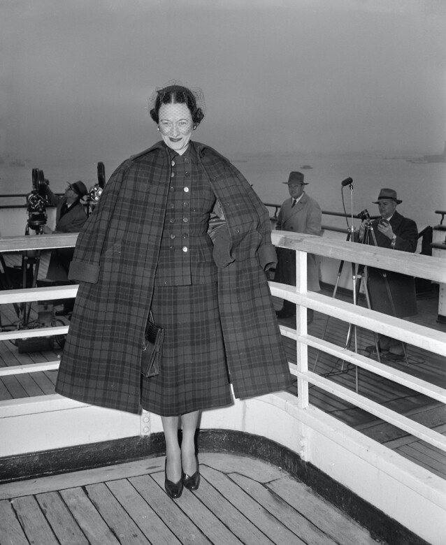 1949年，年過50歲的辛普森在船上擺姿勢拍攝照片，她被選為十位最佳衣着