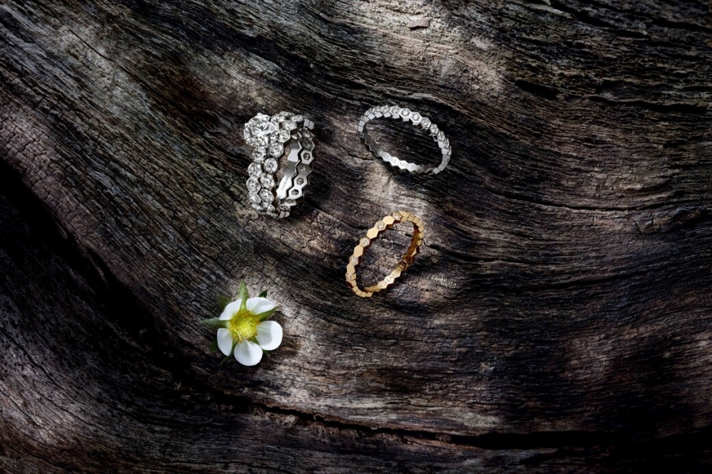 小巧玲瓏而閃爍精緻的指環是Bee My Love系列的原點，與手鐲一樣的三種金