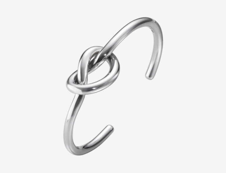 Love Knot手鐲故名思意，代表著環環相扣，並且永不止息的愛，簡約的繩結造型