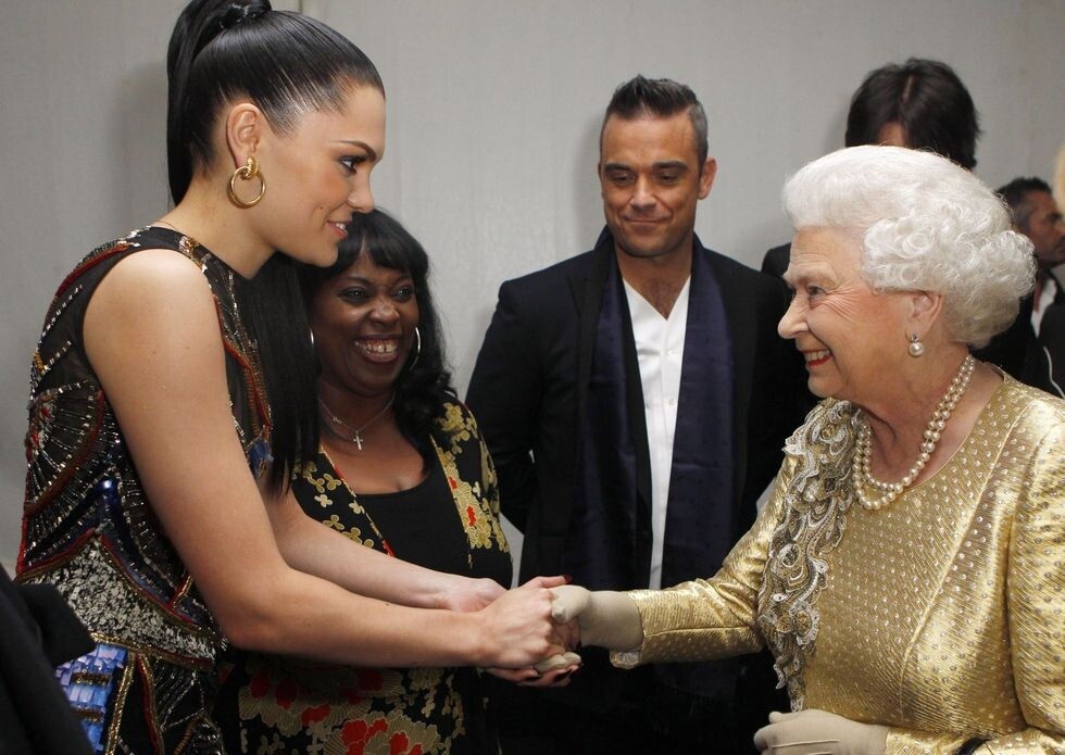 2012年，英國唱作歌手Jessie J穿上無袖珠片連身裙晉見英女王，簡單配上金色
