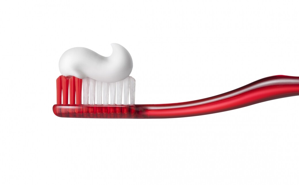 牙膏有潔白牙齒的功用，用在白波鞋上一樣有效！記得用膏狀而不是啫喱
