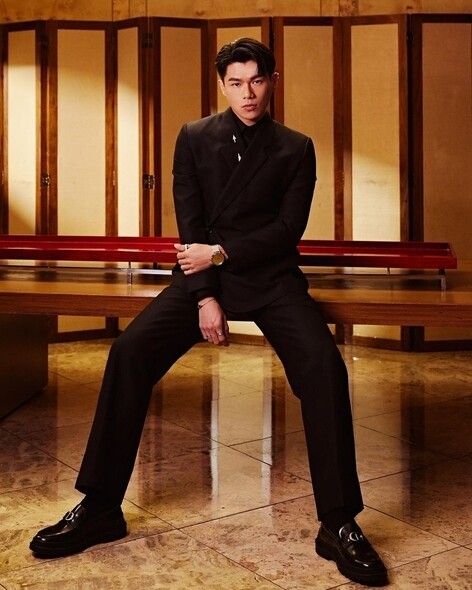 柯煒林出席在台灣金馬獎時，穿上Dior黑色西裝和黑色皮鞋，全黑造型時尚