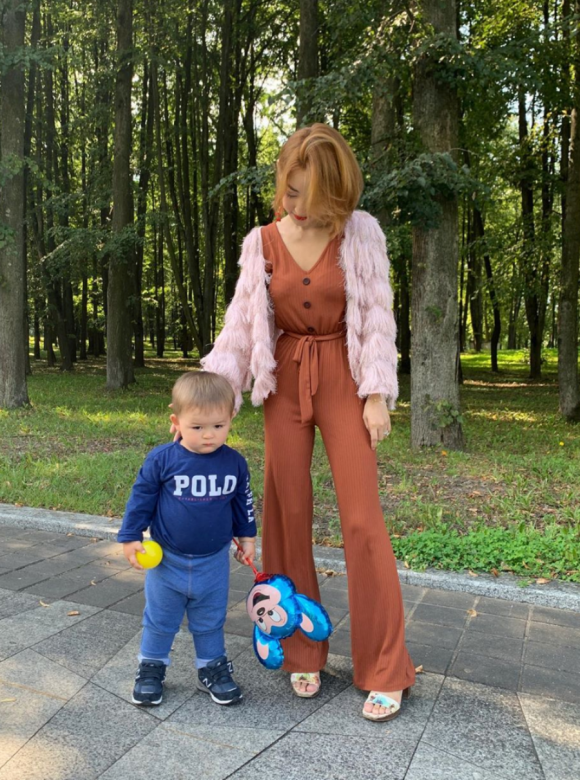 朴研美的私下穿搭十分講究，這次她帶兒子到公園玩，便選了啡色連身褲