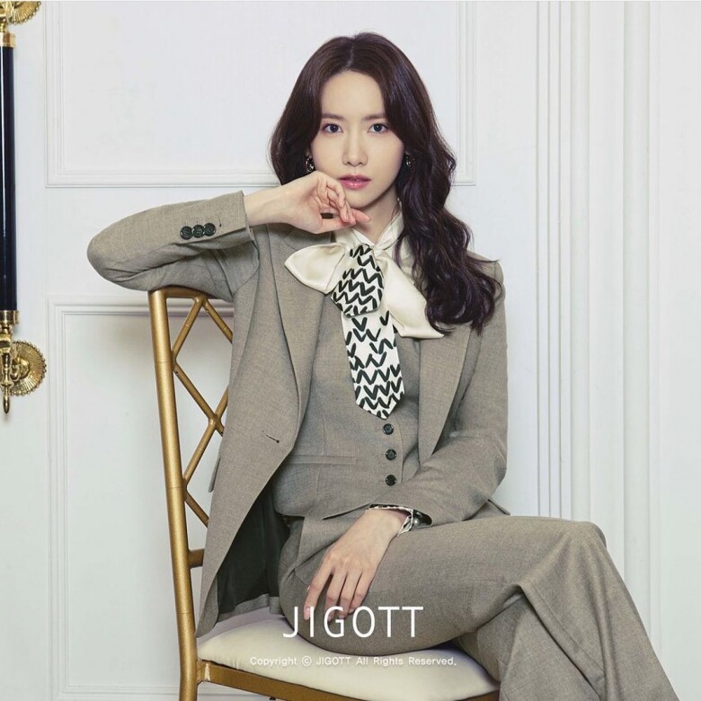 韓國時裝品牌Jigott邀請到允兒作代言人，穿上品牌的西裝、印花襯衣、牛仔長