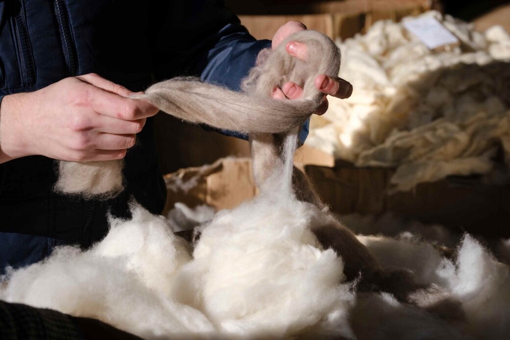 例如cashmere和羊毛均採購自蘇格蘭紡織公司Johnstons of Elgin，其有機環保絲綢正來自