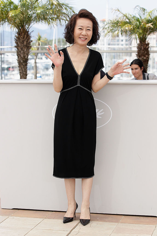 2010年第63屆康城影展，尹汝貞繼續其黑色晚裝風格，不過今次以平實中帶