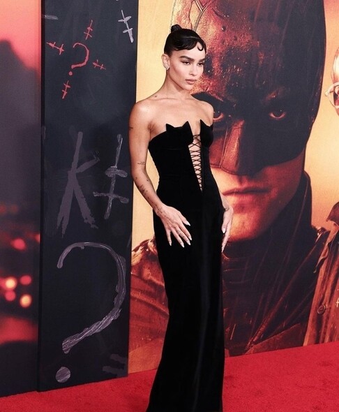 「新貓女」Zoë Kravitz獲Oscar de la Renta特別設計黑貓絲絨晚裝，出席《The Batman》的紐約首映禮