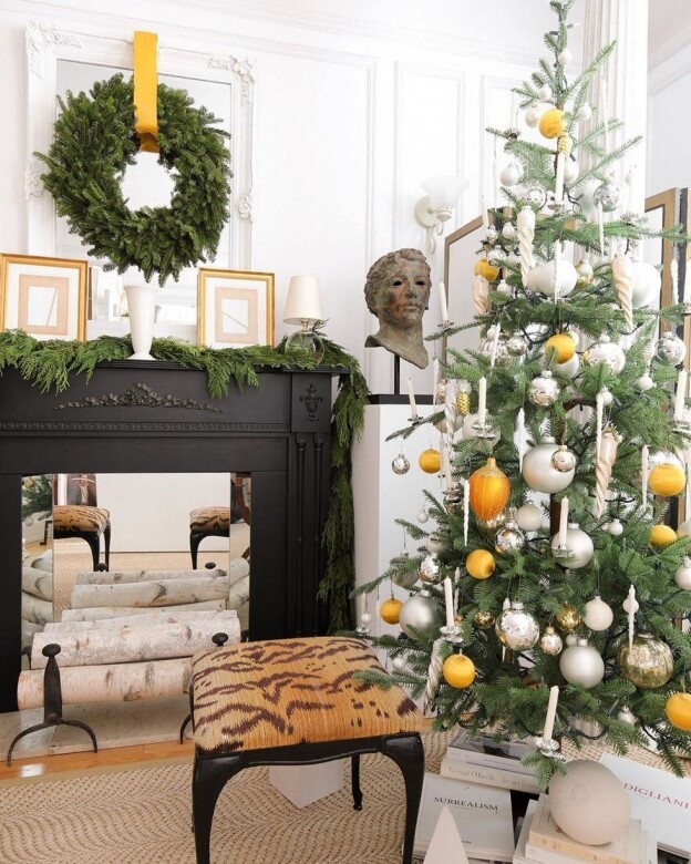 大型聖誕樹裝飾：經典的黑白色其實很襯年輕而時尚的家居，沒有大紅大