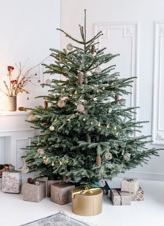 大型聖誕樹裝飾：包禮物的絲帶用完切勿拋掉，因為用來捆綁着聖誕樹實