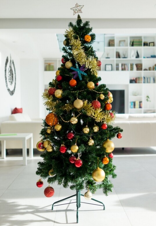 大型聖誕樹裝飾：將格子布條DIY環繞包裹在聖誕樹上，從而帶出冬日氣氛