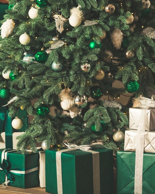 小型聖誕樹裝飾： 使用老式錫罐作為容器，將小小的聖誕樹放在罐內。除了