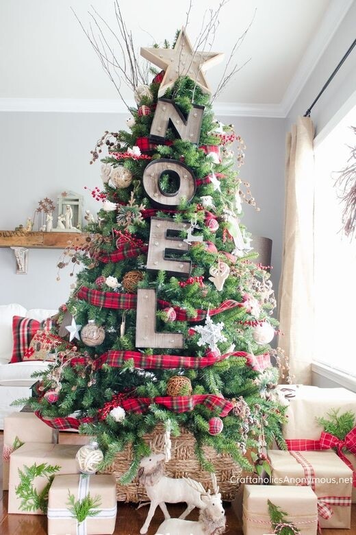 將格子布條DIY環繞包裹在聖誕樹上，從而帶出冬日氣氛。同時可將家中主
