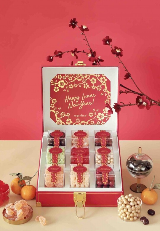 Lady M的新春糖果寶盒以古典中式櫃子為靈感鮮艷吸睛，配以時尚色調及