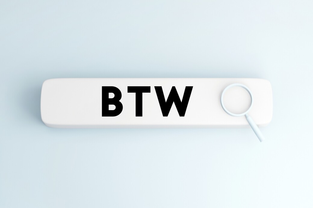 「BTW」 是一個首字母縮寫詞，來自搭配「by the way」，意思是「順帶提一下，順便說一句