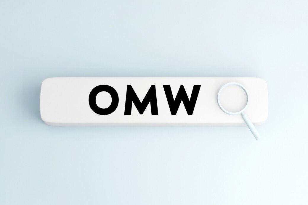 OMW 的意思是「on my way」在路上，或者告訴別人你來的意思，whatsapp裏經常會用到。例