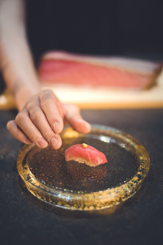 Omakase要吃魚生是必須的吧！經熟成 26 日拖羅壽司，魚肉中的酵素會將蛋白質