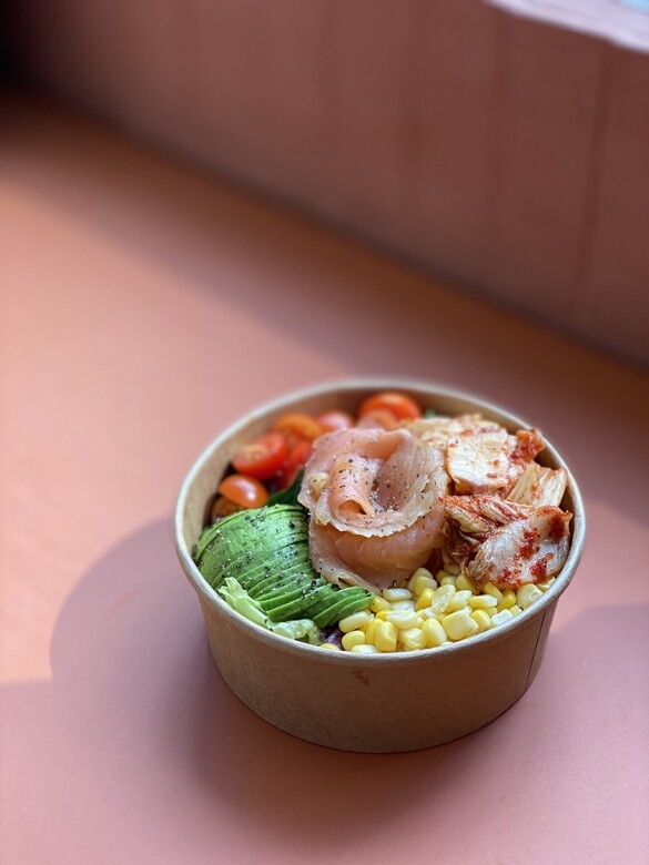 咖啡店還提供輕食菜單，包括選用新鮮食材的Salad Bowl。