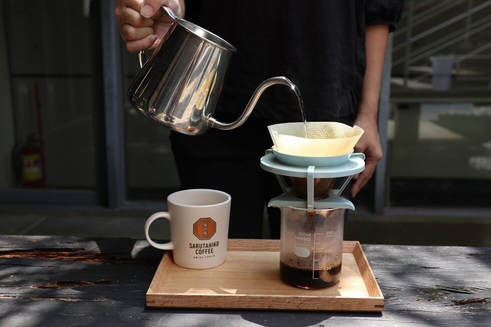 4 持續注水後段持續注水沖煮，萃取的咖啡更能均衡整體風味。