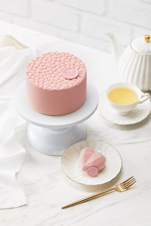 agnès b. CAFÉ推出以心形圖案爲靈感的L’amour蛋糕及迷你蛋糕。立體設計的「滿