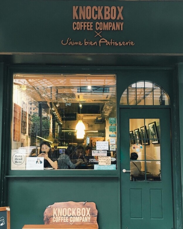旺角Cafe很多，數環境清靜、坐得舒服的，就是Knockbox Coffee Company。店鋪裝修簡單，咖啡也令