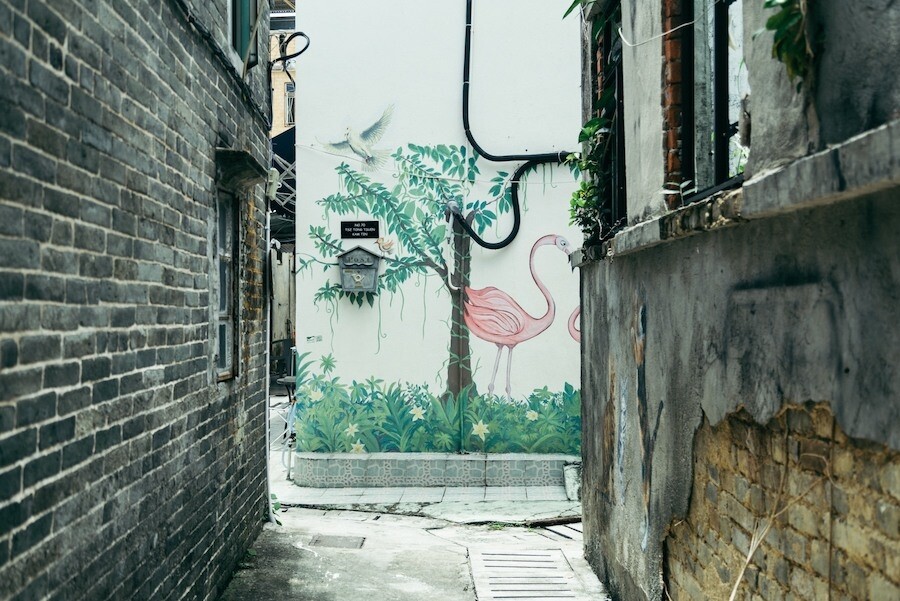 在錦田公路兩旁，隨處可見的壁畫令香港多添一條隱世風景散步徑！步行