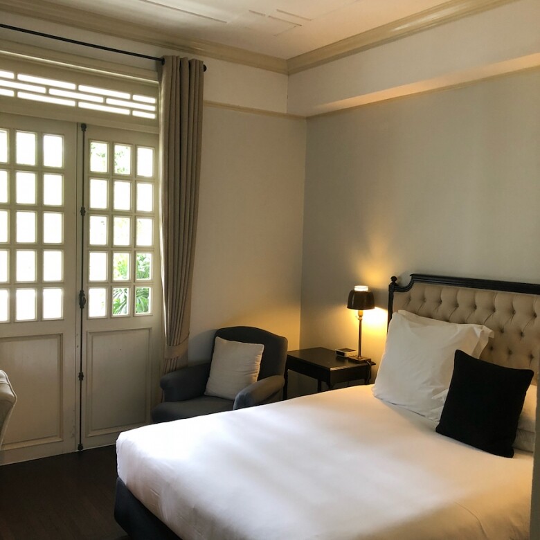 酒店房間設計簡約，溫暖的米色可以使睡客神經放鬆