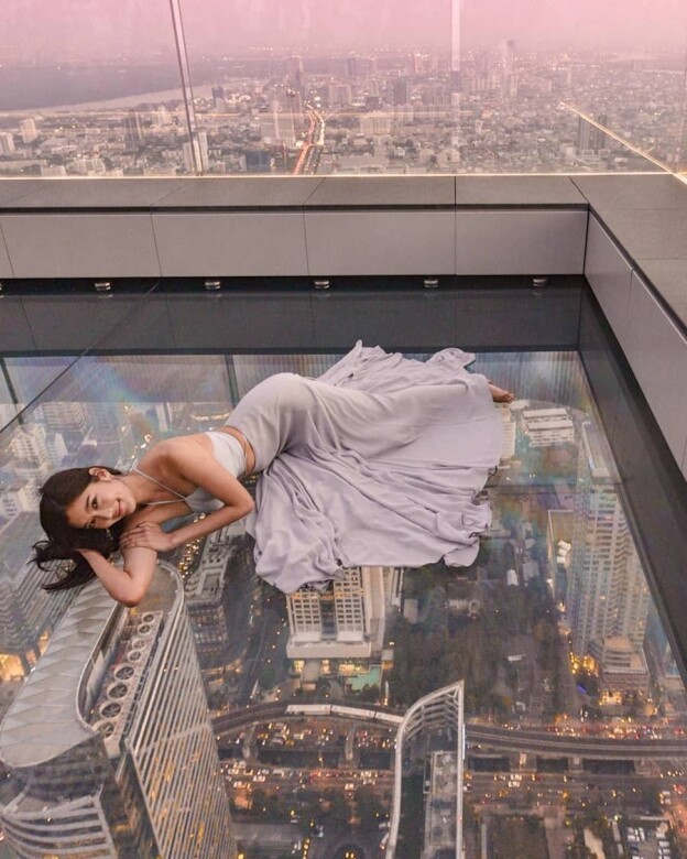 玻璃之上Skywalk由透明玻璃所設計，腳下玻璃望穿至一樓地面﹐有大地在你腳
