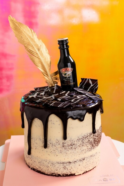 教學自助烘焙店Bakebe 邀請了BAILEYS百利甜酒合作，在新推出的蛋糕裏加入美酒