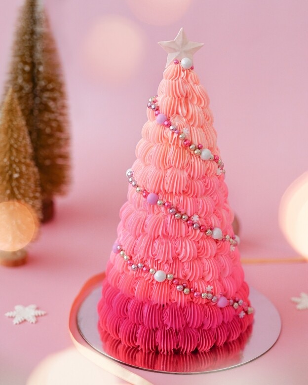 Vive Cake Boutique 今年推出的「Merry VIVE-mas」節日限定蛋糕系列，當中最吸引的當然是粉紅