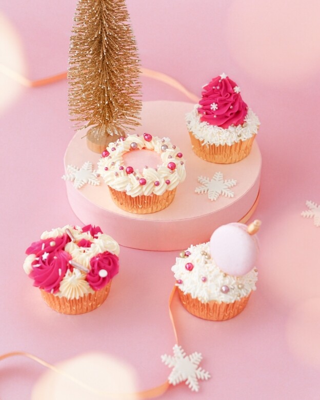 只想淺嚐的朋友亦可揀選「Pinkalicious Christmas Cupcake Collection」杯子蛋糕，四款設計精巧的杯子蛋糕