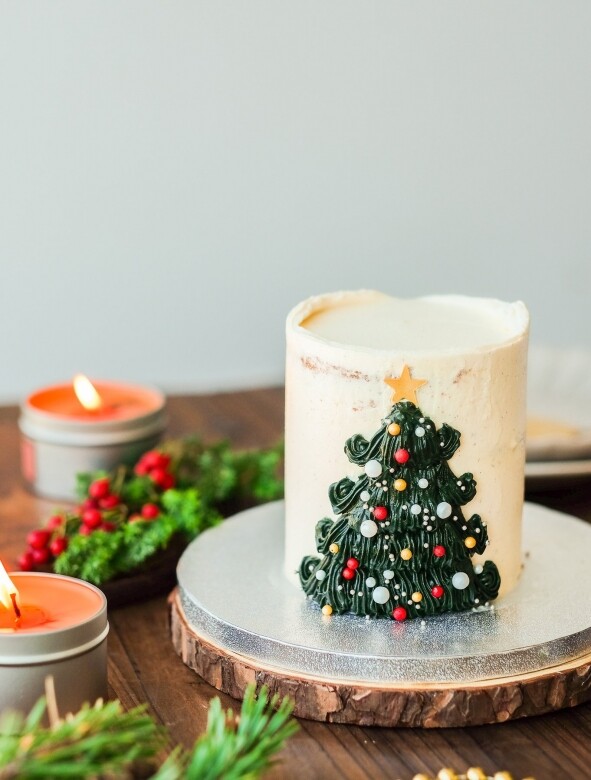 今個聖誕期間，推出了「CHRISTMAS TREE CAKE VEGAN」純素蛋糕，使用了不含奶類的奶油，聖誕樹造型可愛，吃得健康又可以影相打卡，一舉兩得！